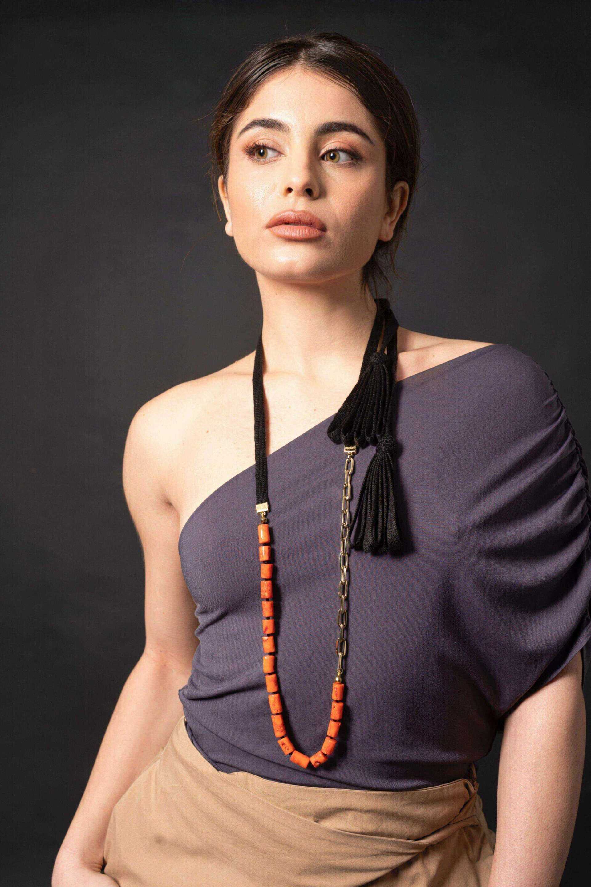 Miniatura Collana lunga corallo e nappe - 100%CACHEMIRE