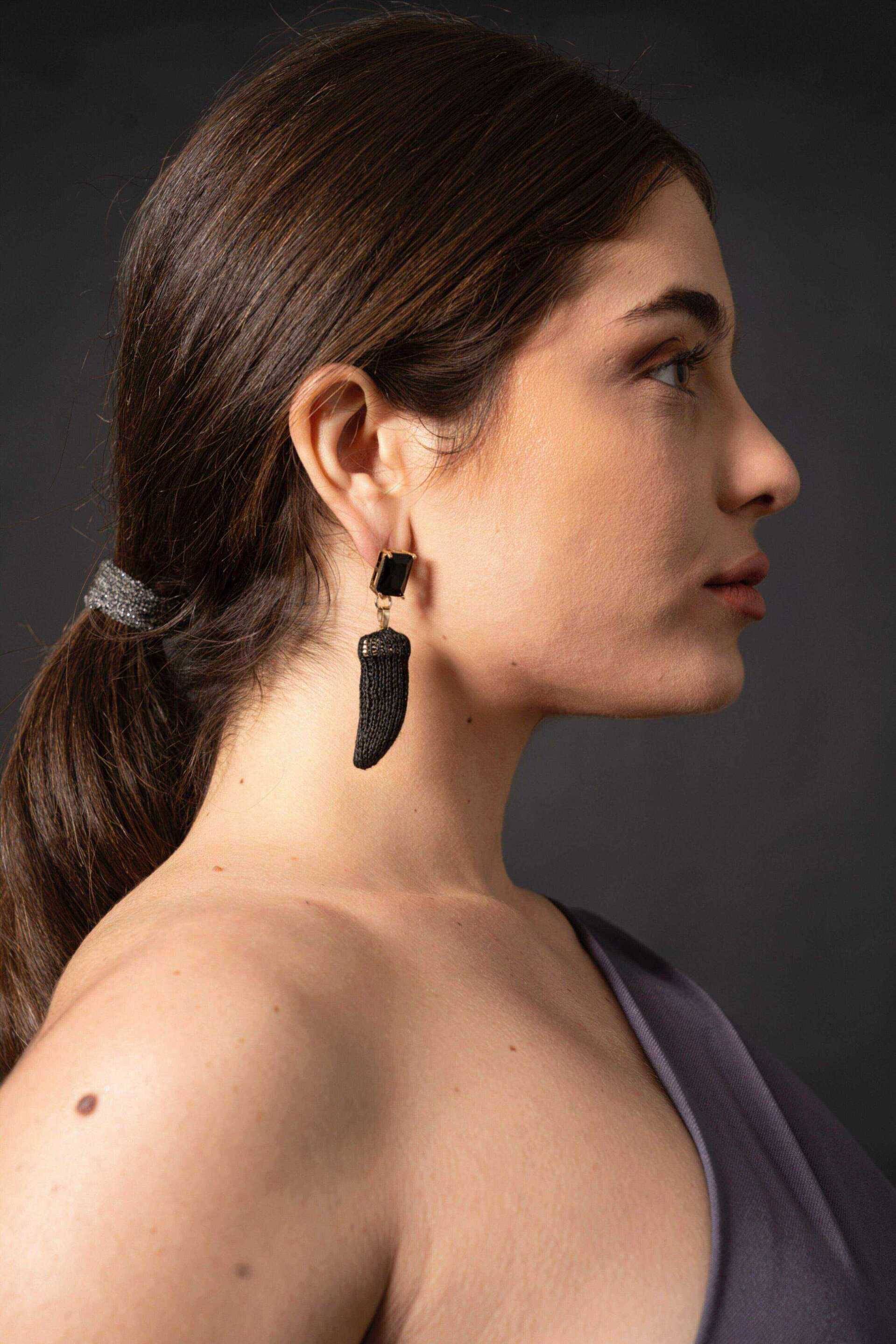 Miniatura Orecchini pendenti con corno in maglia - 100%CACHEMIRE