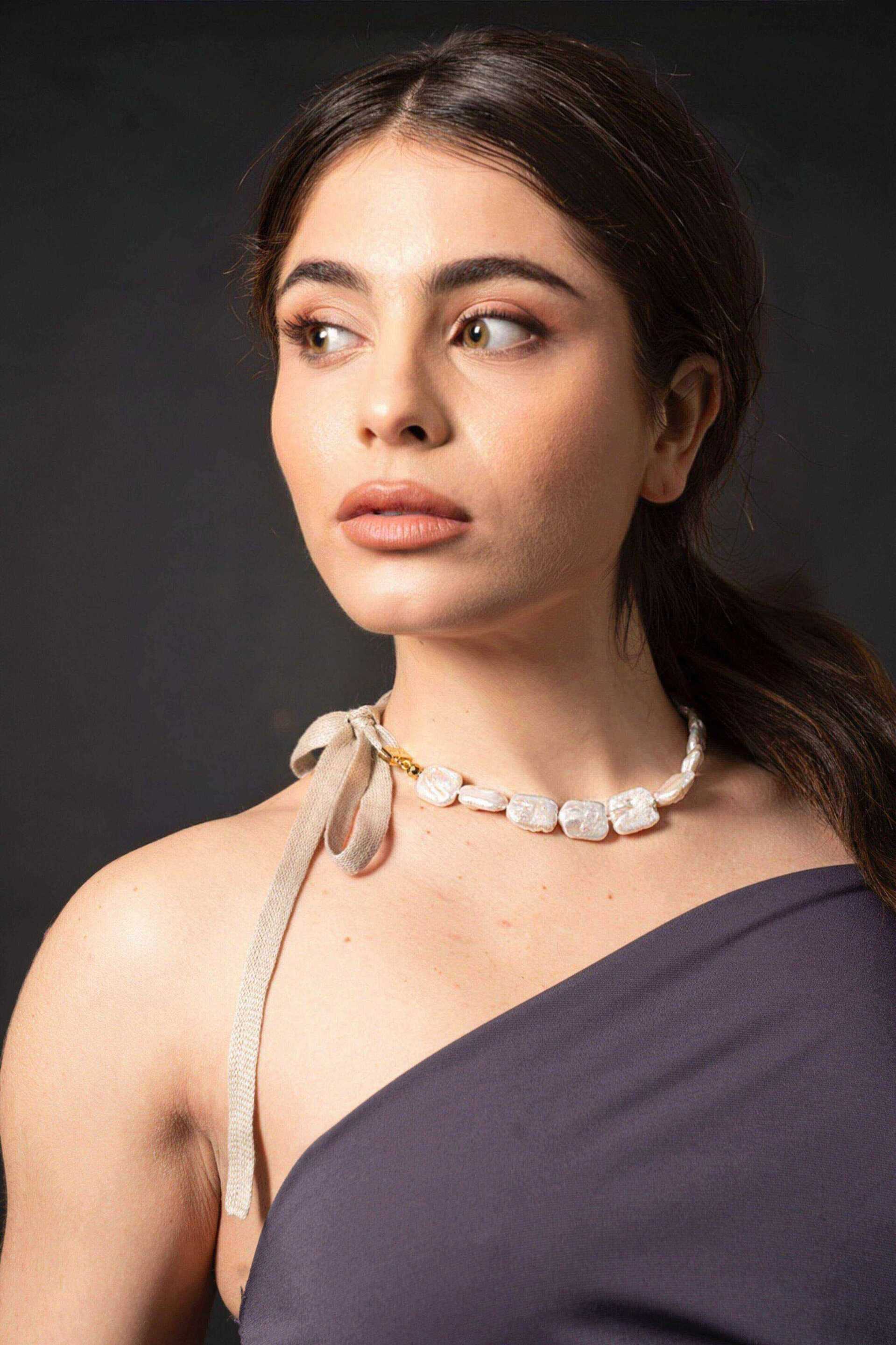 Miniatura Choker di perle barocche con nastro sabbia - 100%CACHEMIRE