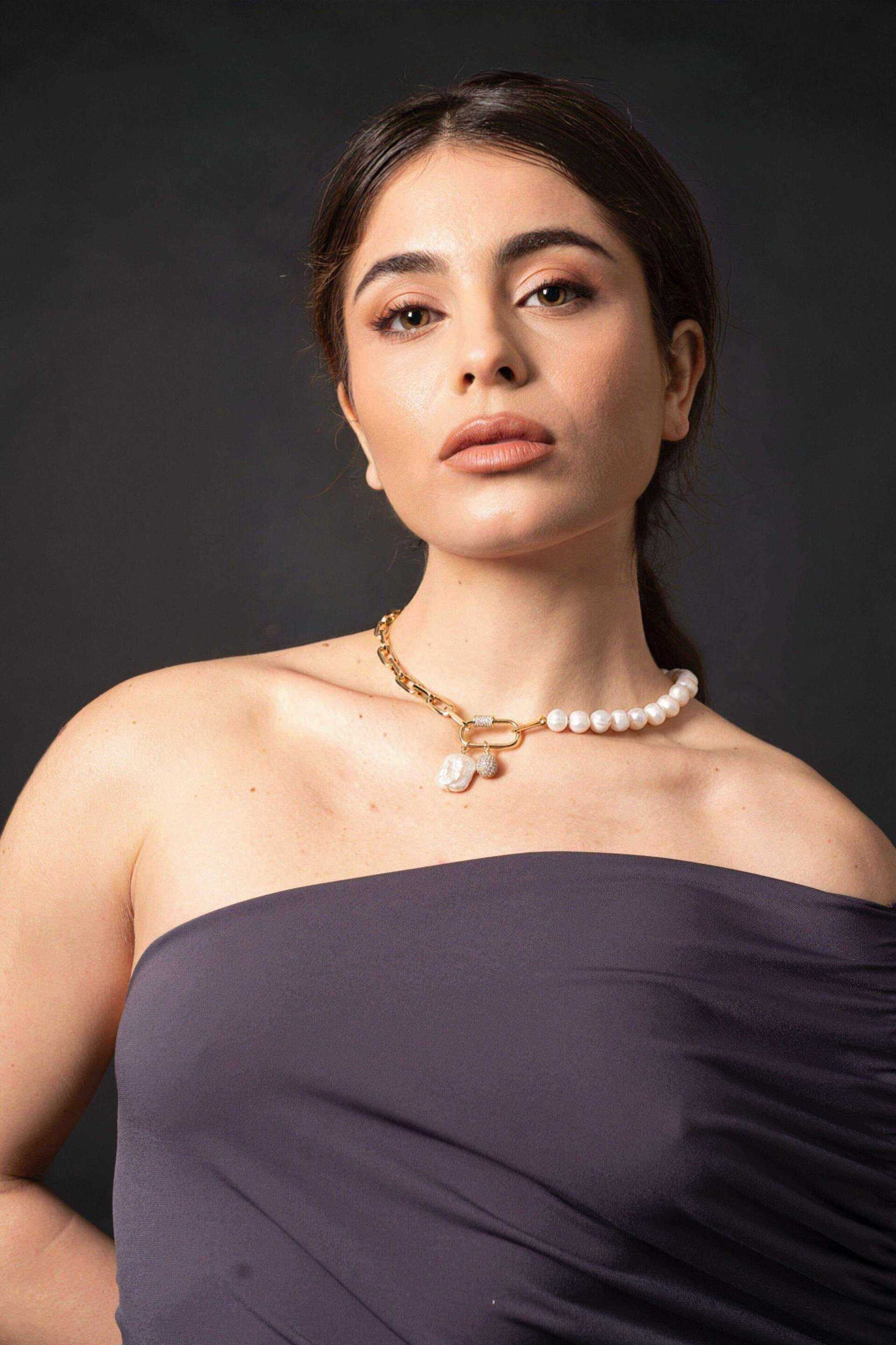 Miniatura Collana asimmetrica perle e catena con charms - 100%CACHEMIRE