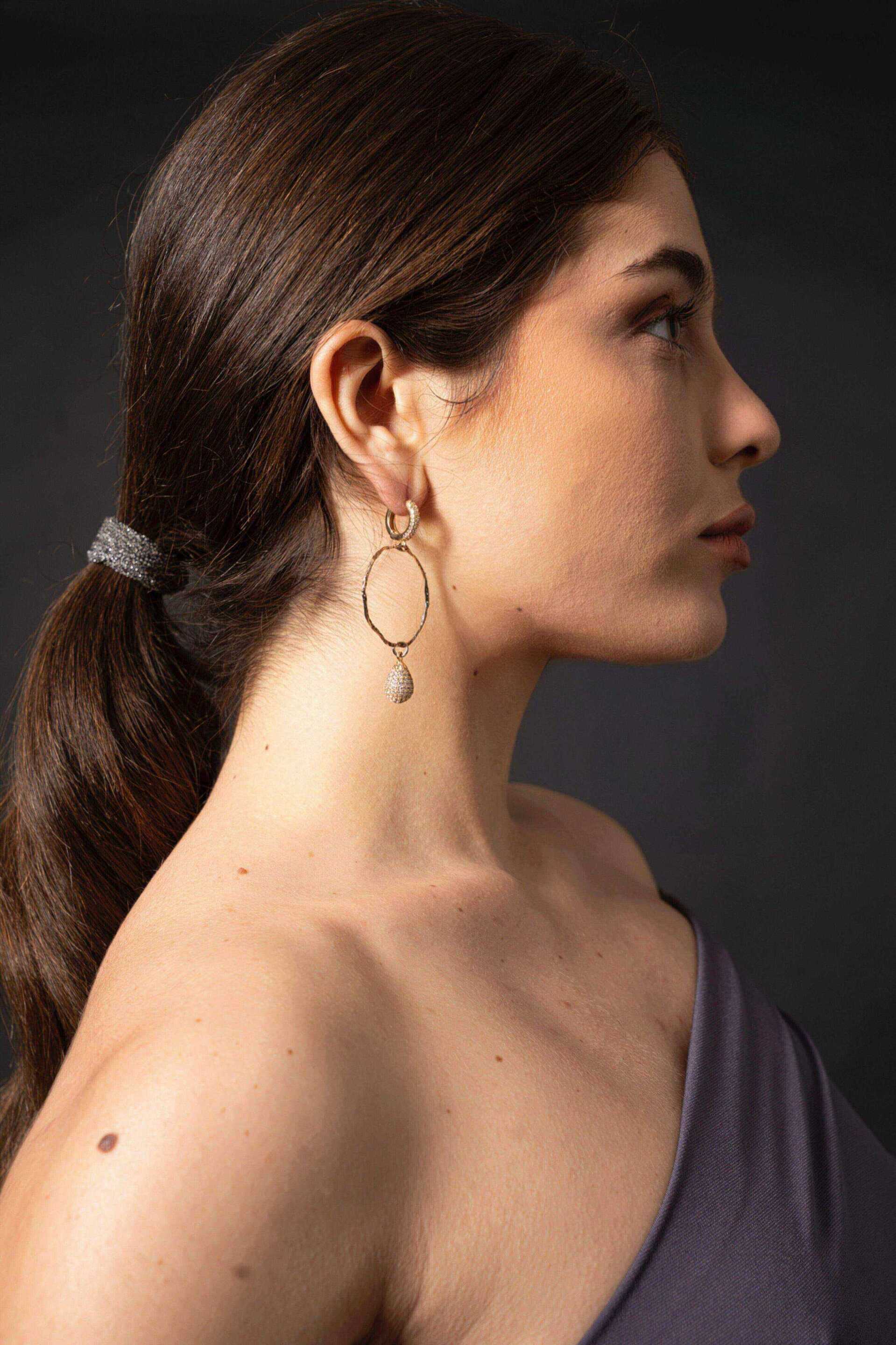 Miniatura Orecchini a cerchio martellato con goccia pavé - 100%CACHEMIRE