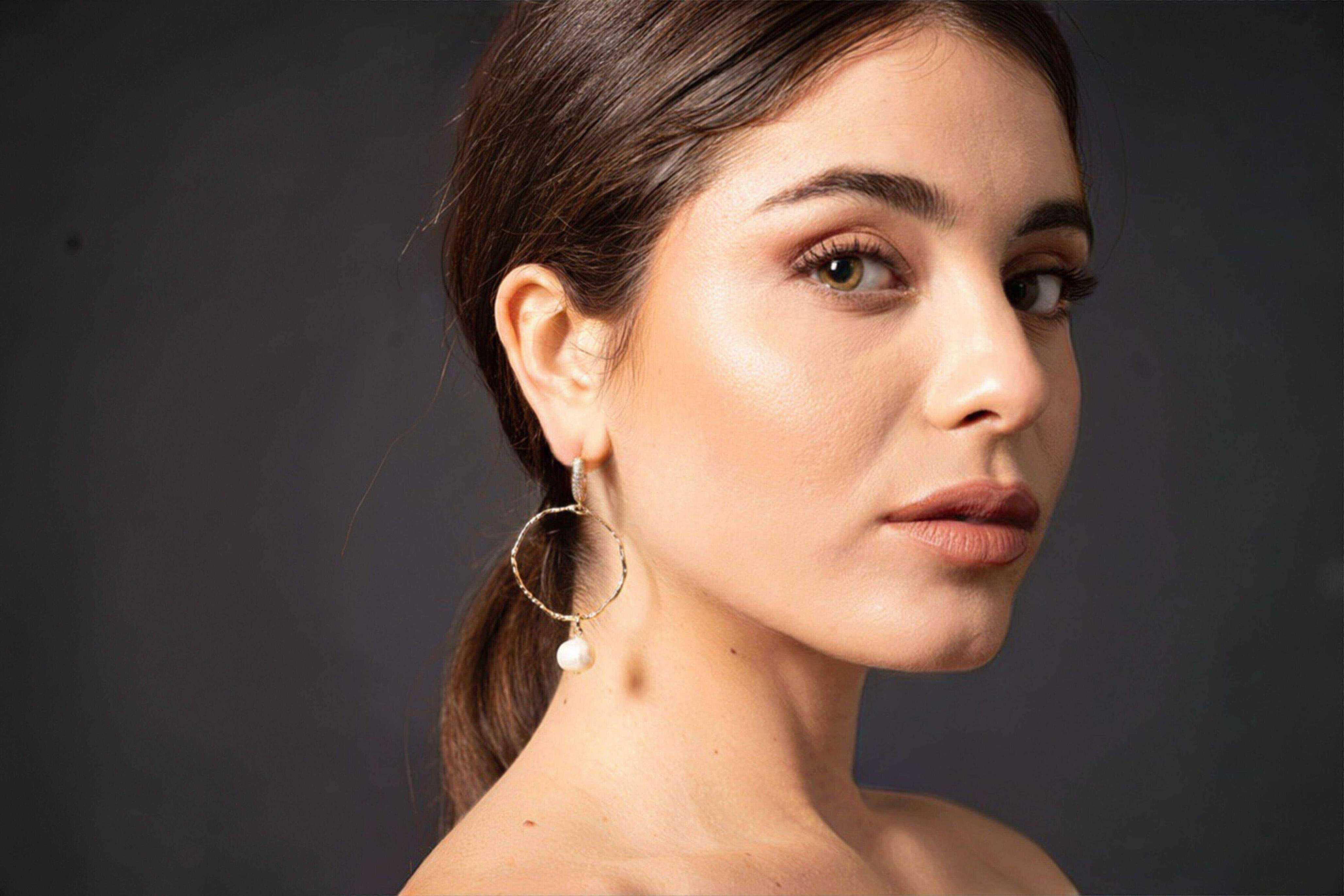 Miniatura Orecchini a cerchio martellato con perla tonda - 100%CACHEMIRE